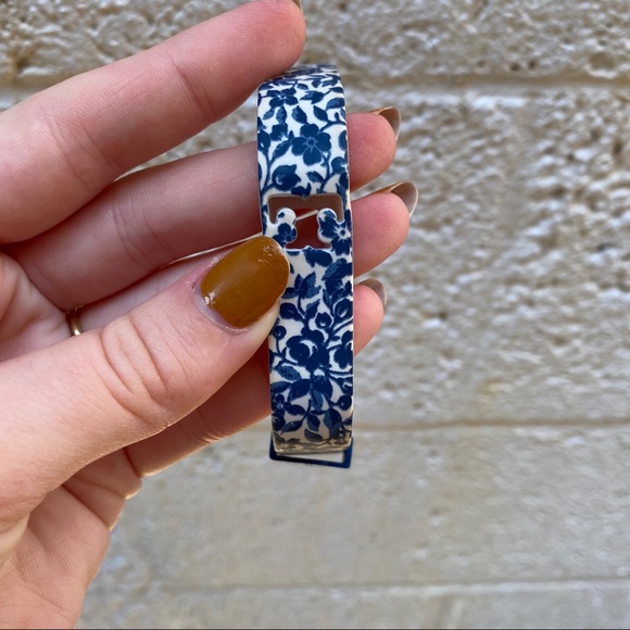 Tory Burch Fitbit Band Silicone Blue Floral S/P - Picture 13 of 16